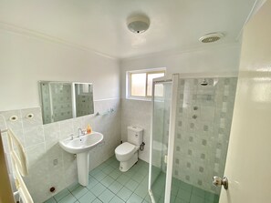 Apartemen Standar, 2 kamar tidur | Kamar mandi | Shower, perlengkapan mandi gratis, pengering rambut, dan handuk