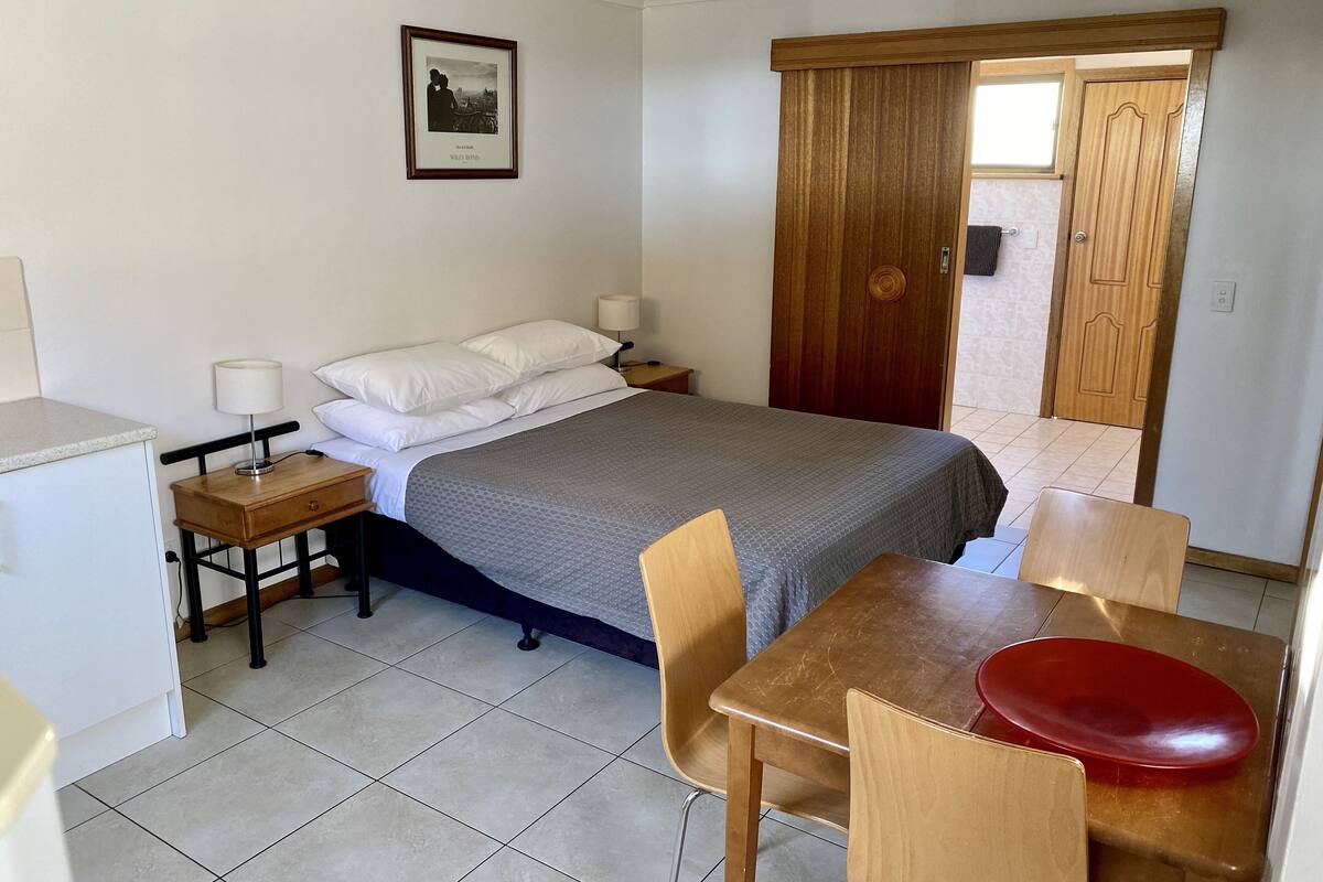 Standard Studio, Kitchenette | Soundproofing, iron/ironing board, WiFi (free), bed sheets