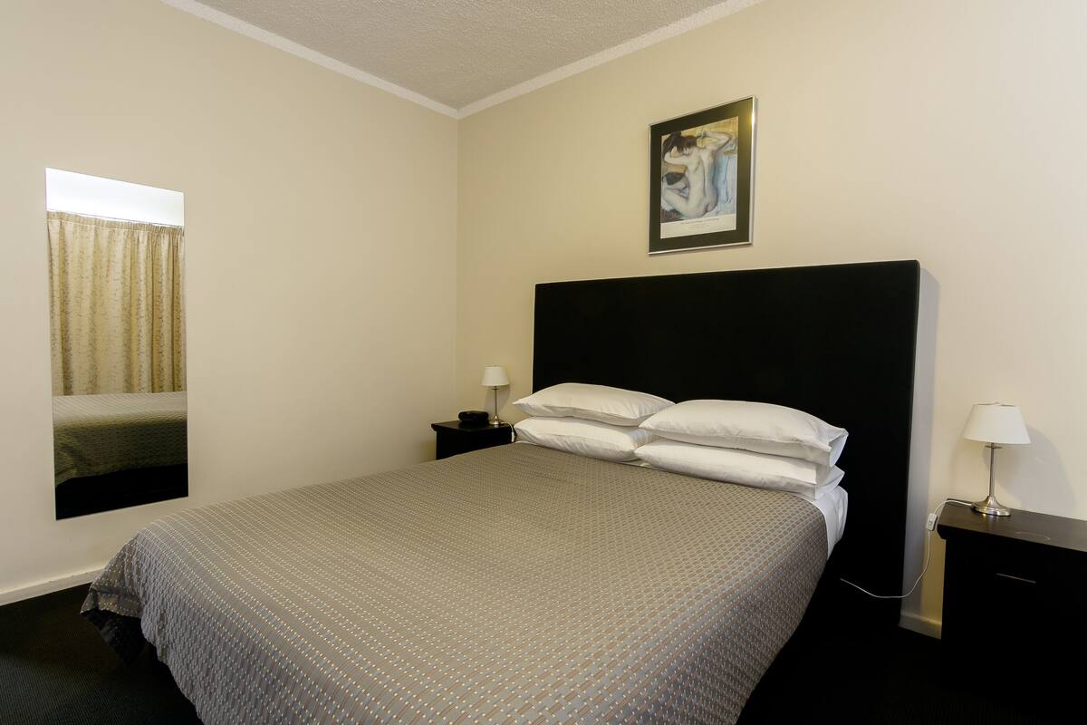 Standard Apartment, 2 Bedrooms | Soundproofing, iron/ironing board, WiFi (free), bed sheets