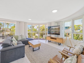 Căn hộ Tiêu chuẩn, nhiều phòng ngủ, không hút thuốc, bếp (3 Bed Standard) | Khu phòng khách | TV LED