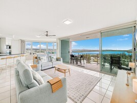 高级公寓, 多间卧室, 无烟房, 厨房 (3Bed Superior View) | 起居区 | LED 电视