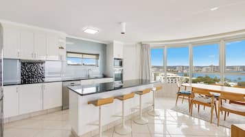 Appartement Supérieur, plusieurs chambres, non-fumeurs, cuisine (3Bed Superior View) | Cuisine privée | Réfrigérateur, micro-ondes, plaque de cuisson, cafetière/bouilloire