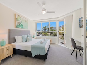 Căn hộ Tiêu chuẩn, nhiều phòng ngủ, không hút thuốc, bếp (3 Bed Standard) | Bàn, bàn ủi/dụng cụ ủi quần áo, truy cập Internet không dây miễn phí