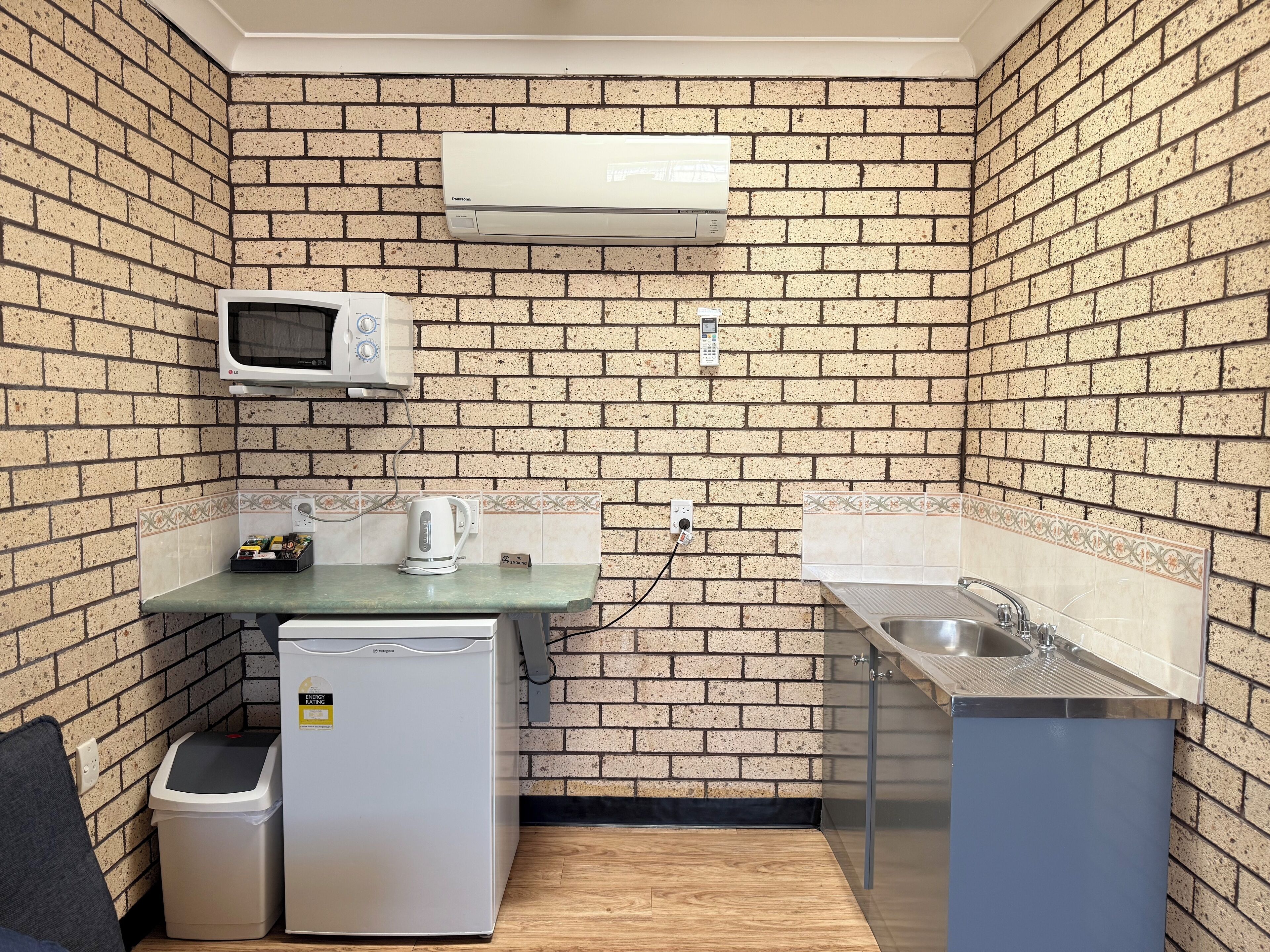 Refrigerador, microondas, tetera/pava eléctrica, tostadora