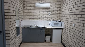 Habitación estándar, 1 habitación, para no fumadores, cocineta (Standard Twin Room) | Cocineta privada | Refrigerador, microondas, tetera eléctrica y tostadora