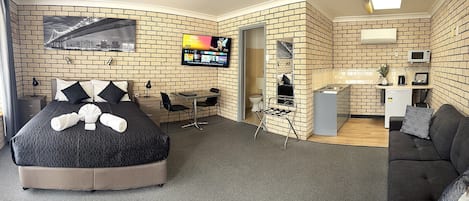 Executive Room, Non Smoking, Kitchenette (Executive Queen Room) | Living area | 45-cm LED TV with digital channels, TV
