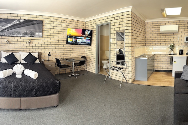 Chambre Exécutive, non-fumeurs, coin cuisine (Executive Queen Room) | Coin séjour | Télévision LED de 45 cm avec chaînes numériques, télévision