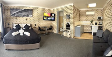 行政客房, 非吸煙房, 小廚 (Executive Queen Room) | 客廳 | 45 厘米LED 電視連數碼電視頻道、電視