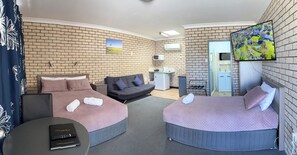 Executive Room, Non Smoking, Kitchenette (Executive Twin Room) | Pillow-top beds, soundproofing, iron/ironing board, free WiFi - Cowra Crest Motel (Cowra)