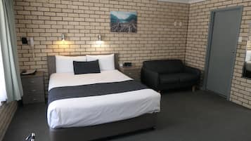 Executive Room, Non Smoking, Kitchenette (Executive Queen Room) | Pillowtop beds, soundproofing, iron/ironing board, free WiFi