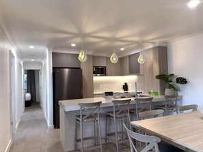 3 Bedroom Apartment (1 King Bed + 1 Queen Bed + 1 Double Bed) | Living area | Smart TV - Southport Motel & Apartments (Southport)