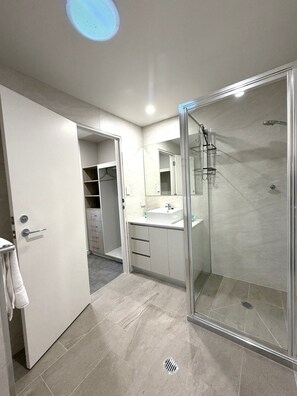 Apartment, 2 Bedrooms | Bathroom - Southport Motel & Apartments (Southport)