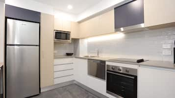 1 Bedroom Apartment (1 King Bed + 1 Single Bed) | Private kitchen | Microwave, electric kettle, toaster