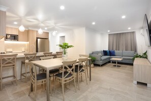 3 Bedroom Apartment (1 King Bed + 1 Queen Bed + 1 Double Bed) | Living area - Southport Motel & Apartments (Southport)