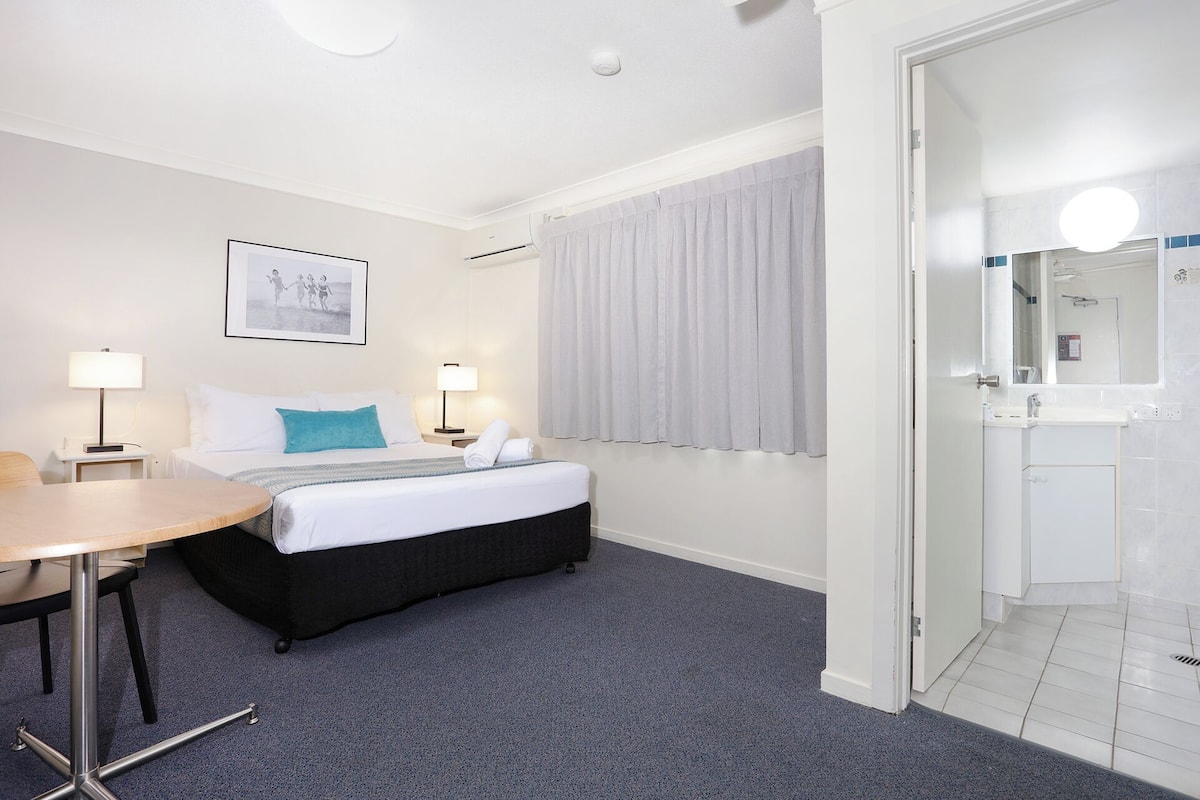 Motel Room (1 Queen Bed) | 3 bedrooms, free WiFi, bed sheets