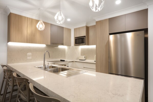 Departamento ejecutivo, 2 habitaciones | Cocina privada | Microondas, tetera eléctrica y tostadora