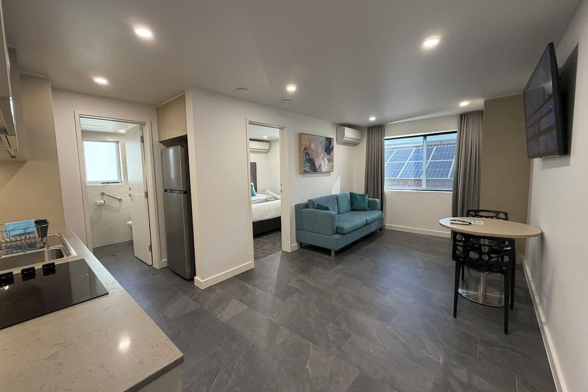 Un apartament modern amb cuina, zona de menjador, saló i dormitori.