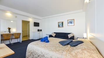 Huone, 1 keskisuuri parisänky | 1 makuuhuone, pimennysverhot, silitysrauta/-lauta, ilmainen Wi-Fi