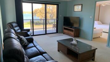 Superior Penthouse, 3 Bedrooms, Non Smoking, Lake View | Living area