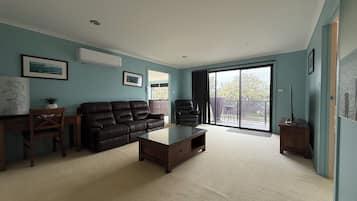 Attico Superior, 3 camere da letto, non fumatori, vista lago | Area soggiorno | TV LCD 32 pollici con canali digitali, TV, libri