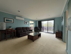 Superior Penthouse, 3 Bedrooms, Non Smoking, Lake View | Living area