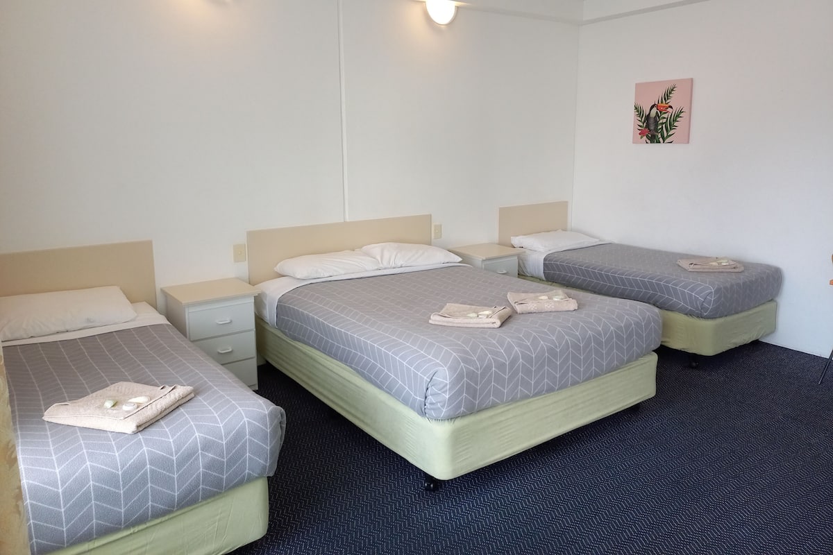 1 bedroom, blackout drapes, iron/ironing board, free WiFi