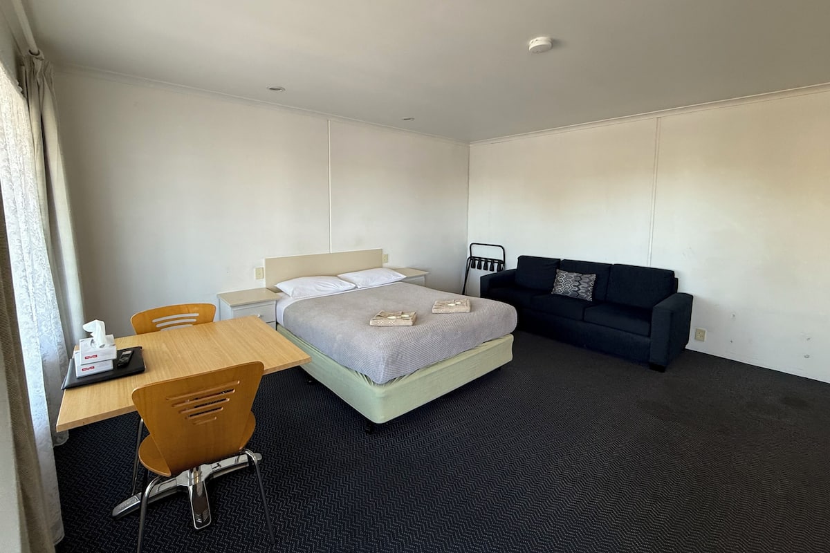 Queen Room | 1 bedroom, blackout curtains, iron/ironing board, free WiFi