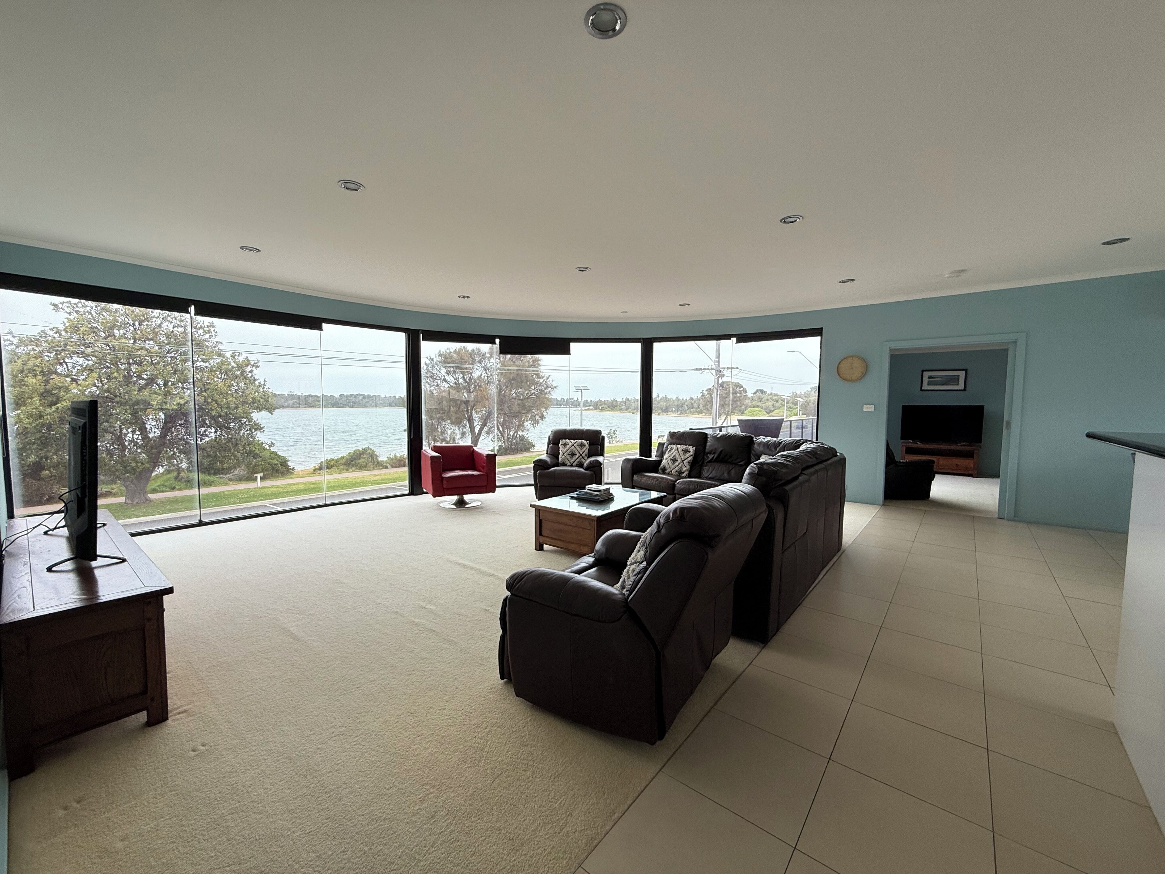 Superior Penthouse, 3 Bedrooms, Non Smoking, Lake View | Living area | 32-inch LCD TV with digital channels, TV, books