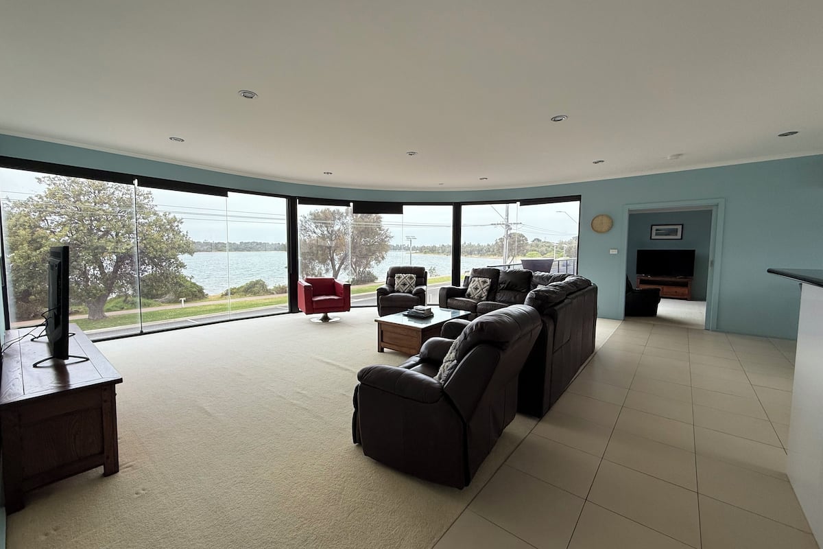 Superior Penthouse, 3 Bedrooms, Non Smoking, Lake View | Living area | Books