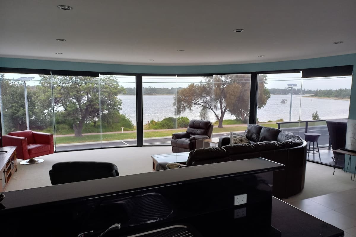 Superior Penthouse, 3 Bedrooms, Non Smoking, Lake View | Living area | 32-inch LCD TV with digital channels, TV, books