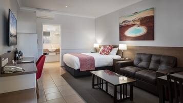 Executive suite, 1 queensize bed | Een minibar, een bureau, een laptopwerkplek, verduisterende gordijnen