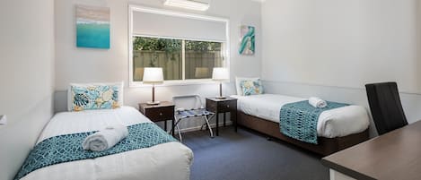 Minibar, escritorio y espacio para trabajar con laptop