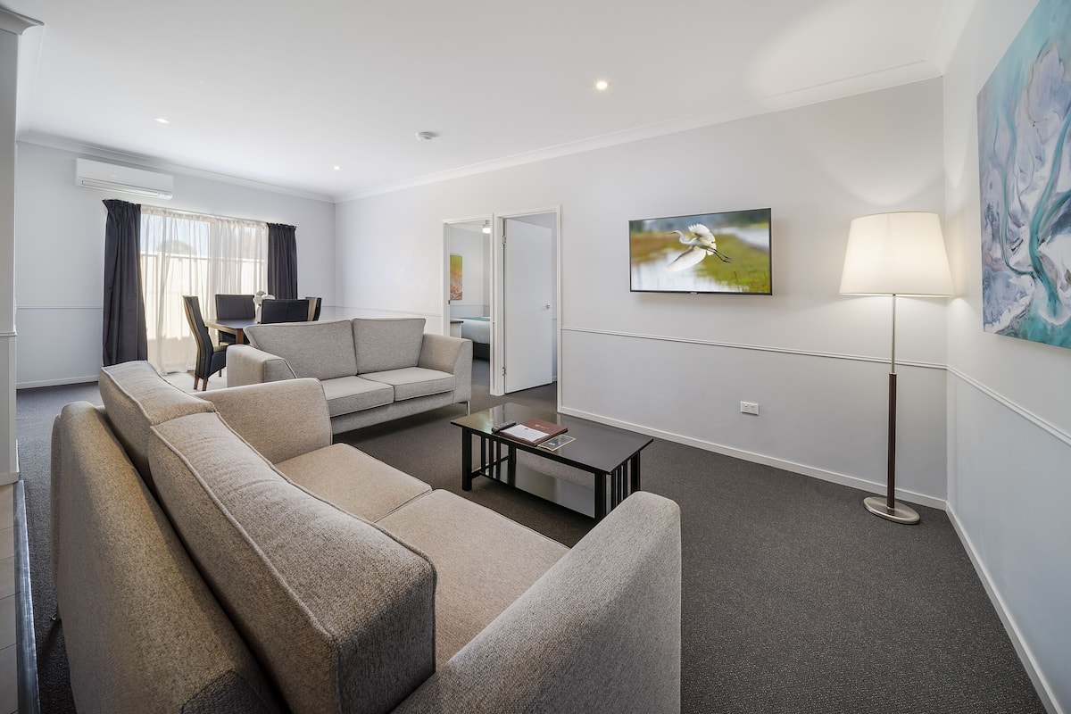 2 Bedroom Apartment | Minibar, desk, laptop workspace, blackout drapes