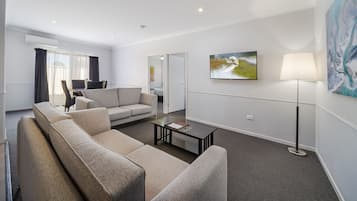 Appartement, 2 chambres | Minibar, bureau, espace de travail pour ordinateur portable