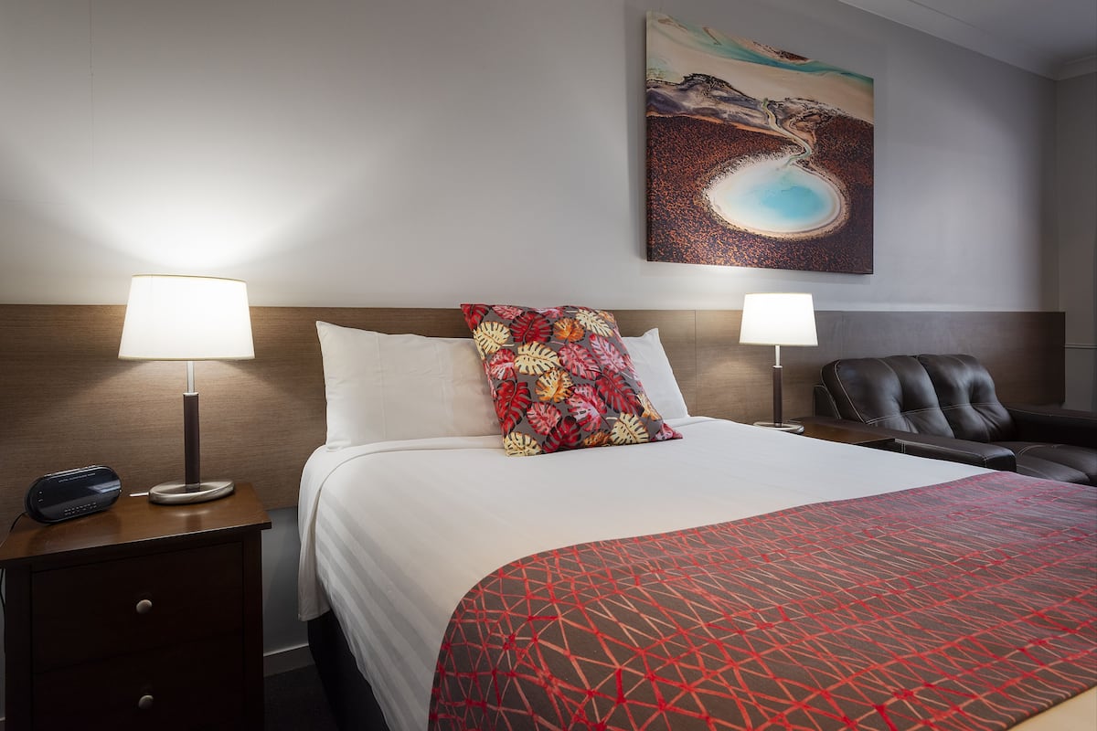 Executive Queen Suite | Minibar, desk, laptop workspace, blackout drapes