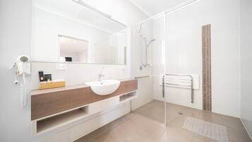 Suite, meerdere bedden, toegankelijk voor mindervaliden | Badkamer | Een douche, gratis toiletartikelen, een haardroger, handdoeken