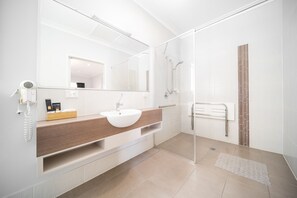 Suite, Plusieurs lits, accessible aux personnes à mobilité réduite | Salle de bain | Douche, articles de toilette (gratuits), séchoir à cheveux