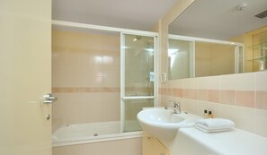 Combined shower/bathtub, free toiletries, hair dryer, towels