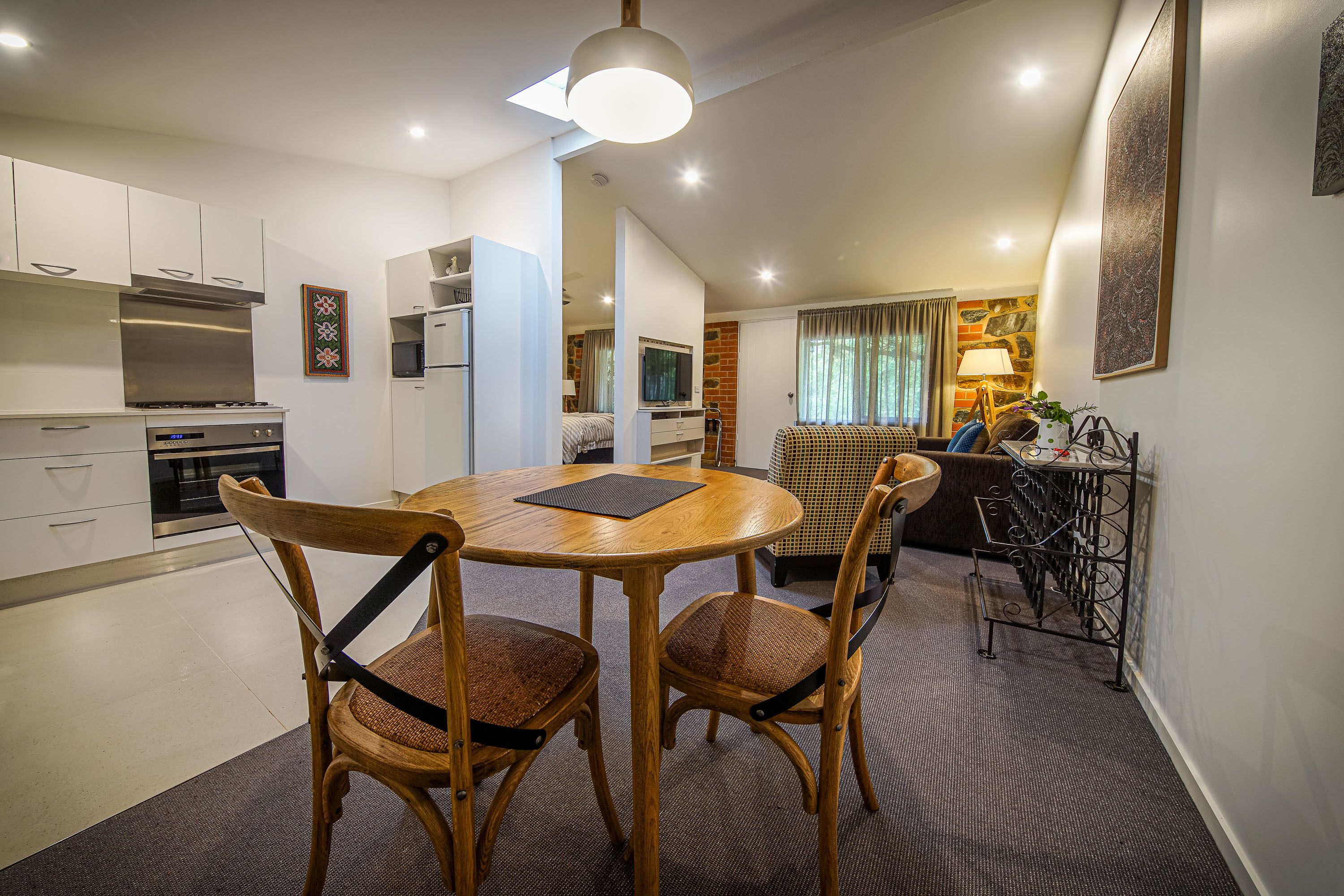 豪華公寓, 1 張加大雙人床, 非吸煙房, 廚房 (Unit Three s/c) | 起居區 | 平面電視、 DVD 播放機