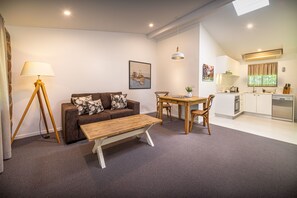 Apartament Deluxe, 1 llit de matrimoni, no fumadors, cuina (Unit Four s/c) | Sala d'estar | Televisor de pantalla plana i reproductor de DVD 