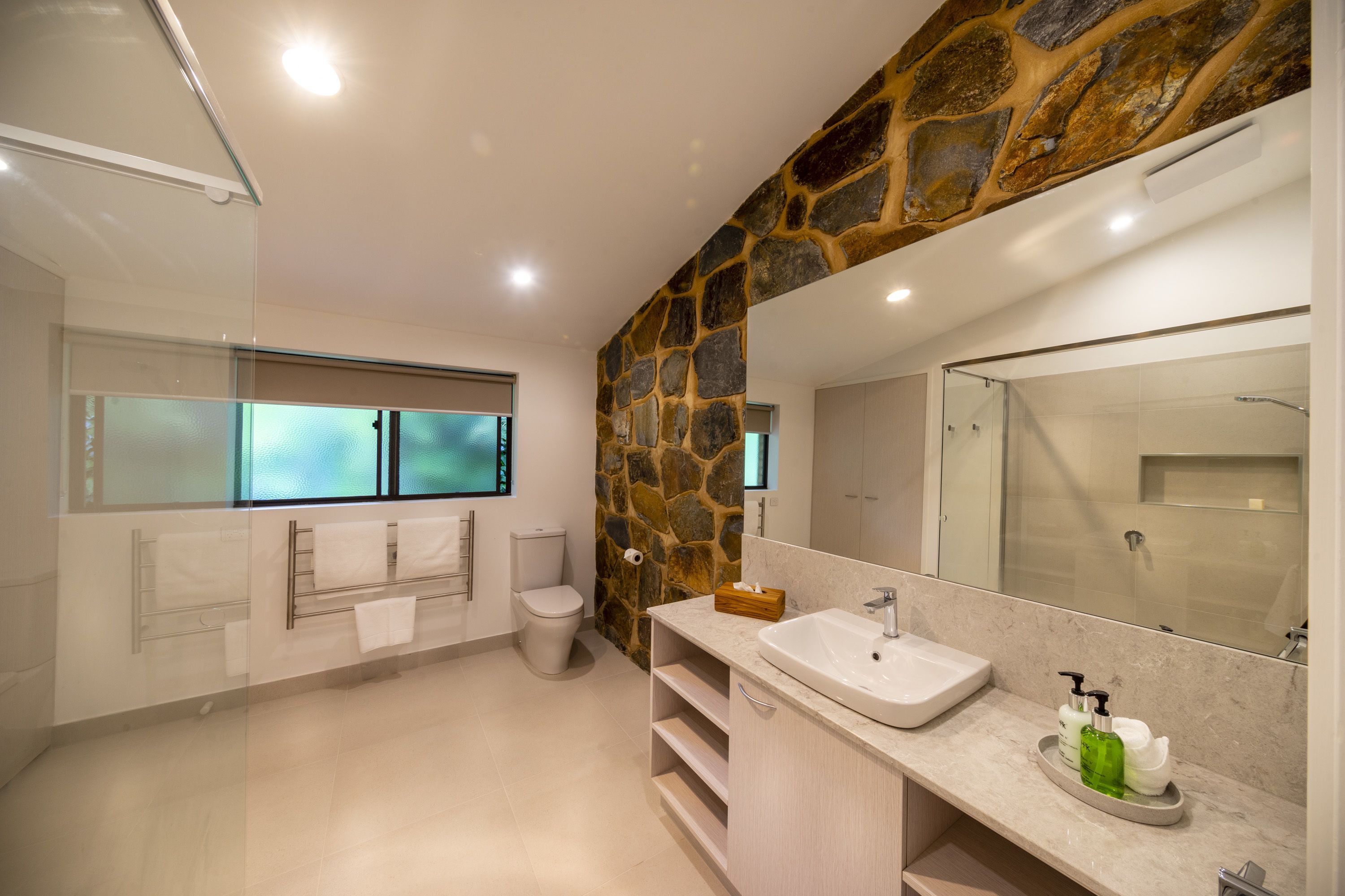 Appartamento Deluxe, 1 letto queen, non fumatori, cucina (Unit Four s/c) | Bagno | Asciugacapelli, pantofole, asciugamani