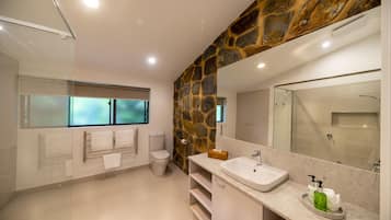 Appartamento Deluxe, 1 letto queen, non fumatori, cucina (Unit Four s/c) | Bagno | Asciugacapelli, pantofole, asciugamani