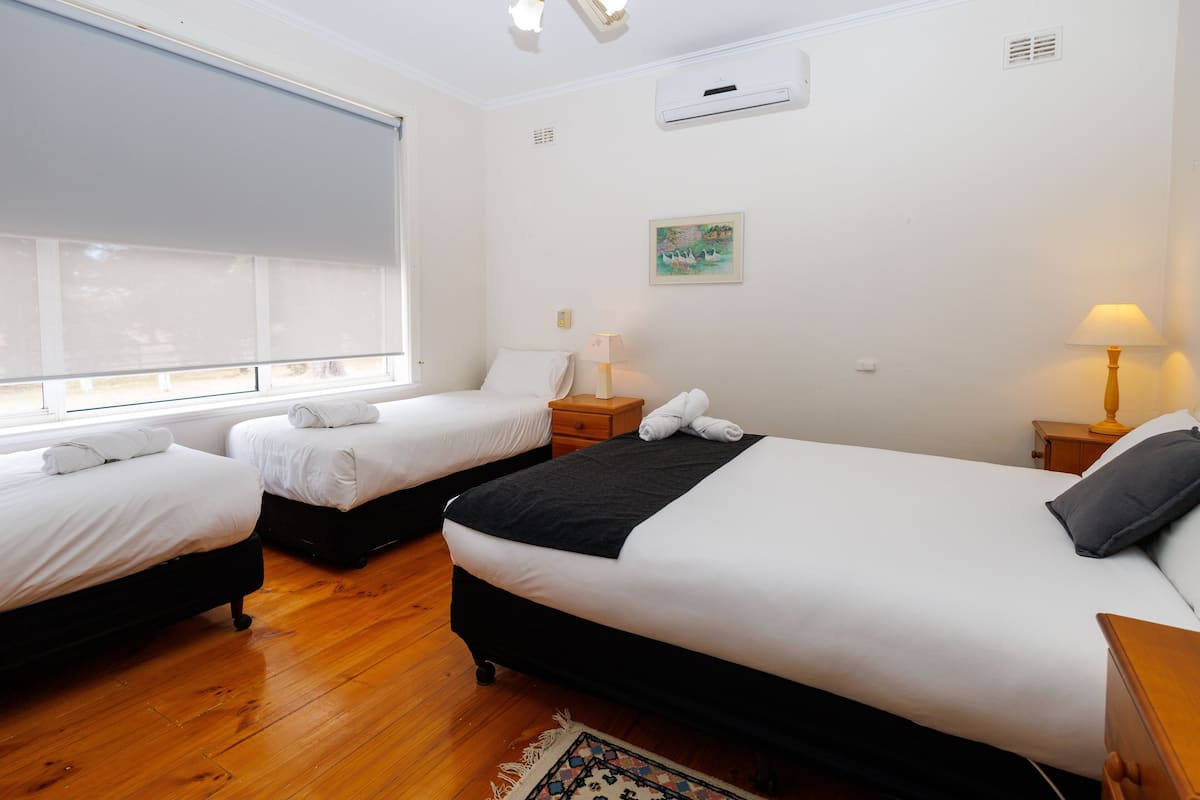 Family Suite, 1 Bedroom, Private Bathroom | 1 bedroom, bed sheets, wheelchair access