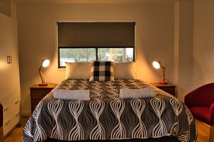 Habitación estándar doble, 1 cama de matrimonio, baño privado | Ropa de cama y accesible en silla de ruedas