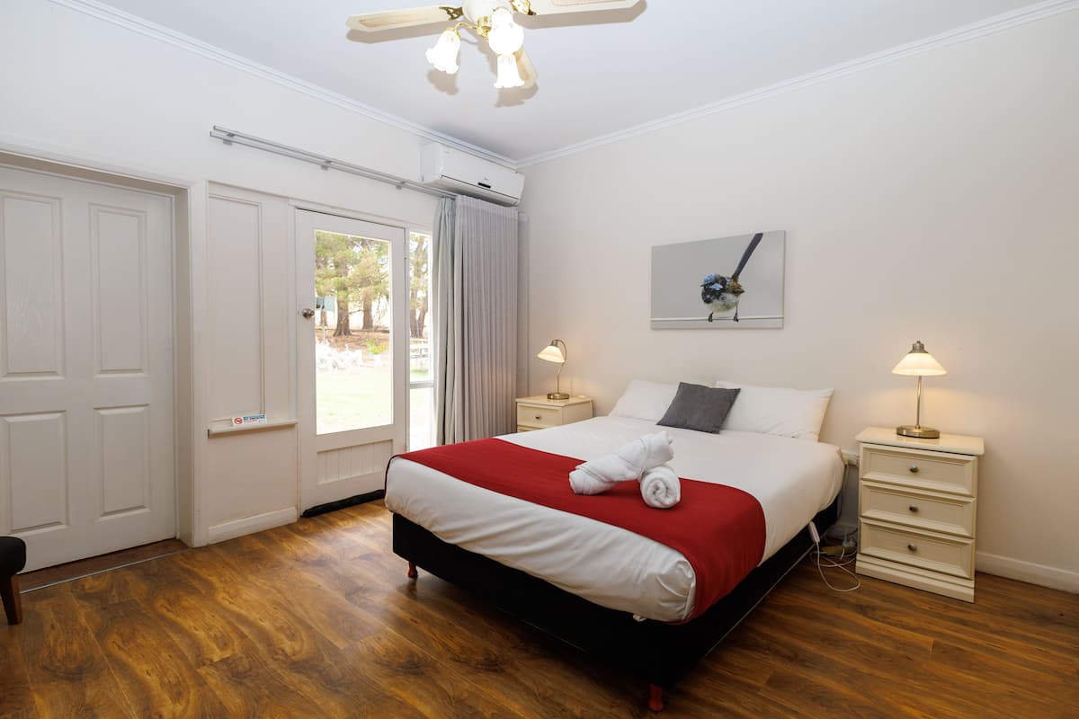 Standard Double Room, 1 Queen Bed, Accessible, Ensuite | 1 bedroom, bed sheets, wheelchair access