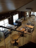 Se sirven cenas y cocina local