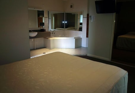 Spa. Francis Phillip Motor Inn