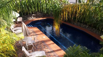 Piscina externa, espreguiçadeiras
