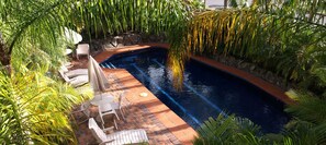 Piscine extérieure, chaises longues