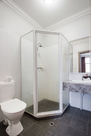 Standard Room, Non Smoking (Double with Ensuite) | Bathroom - The Emperor's Crown Hostel (Perth)